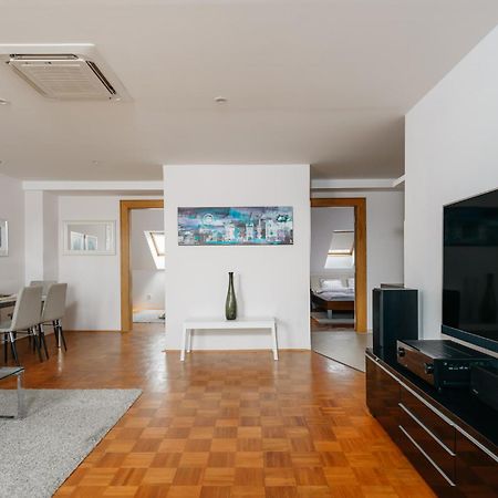 Roy 2 Bdr Apartment With Prague Castle View, Parking & Ac ภายนอก รูปภาพ
