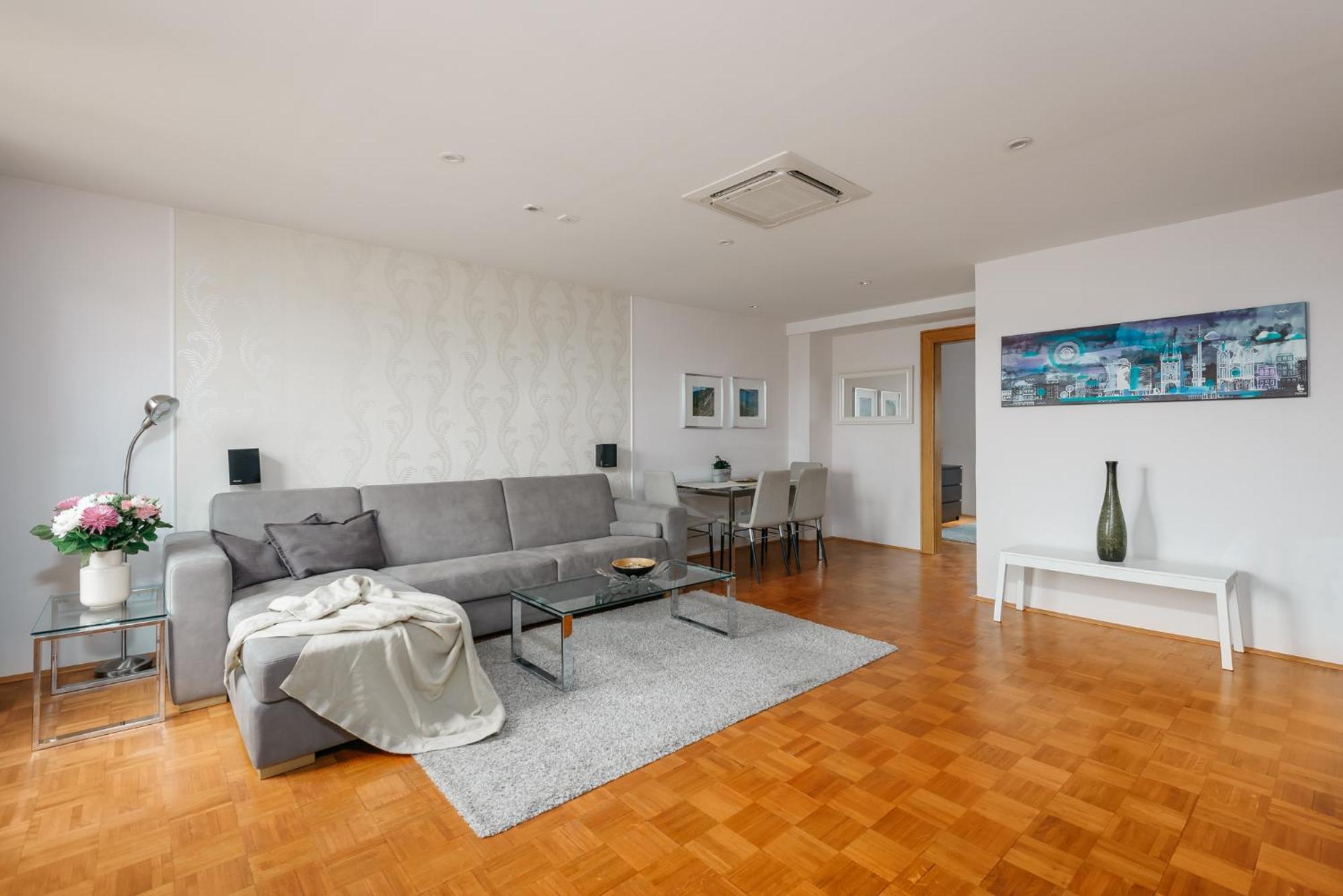 Roy 2 Bdr Apartment With Prague Castle View, Parking & Ac ภายนอก รูปภาพ