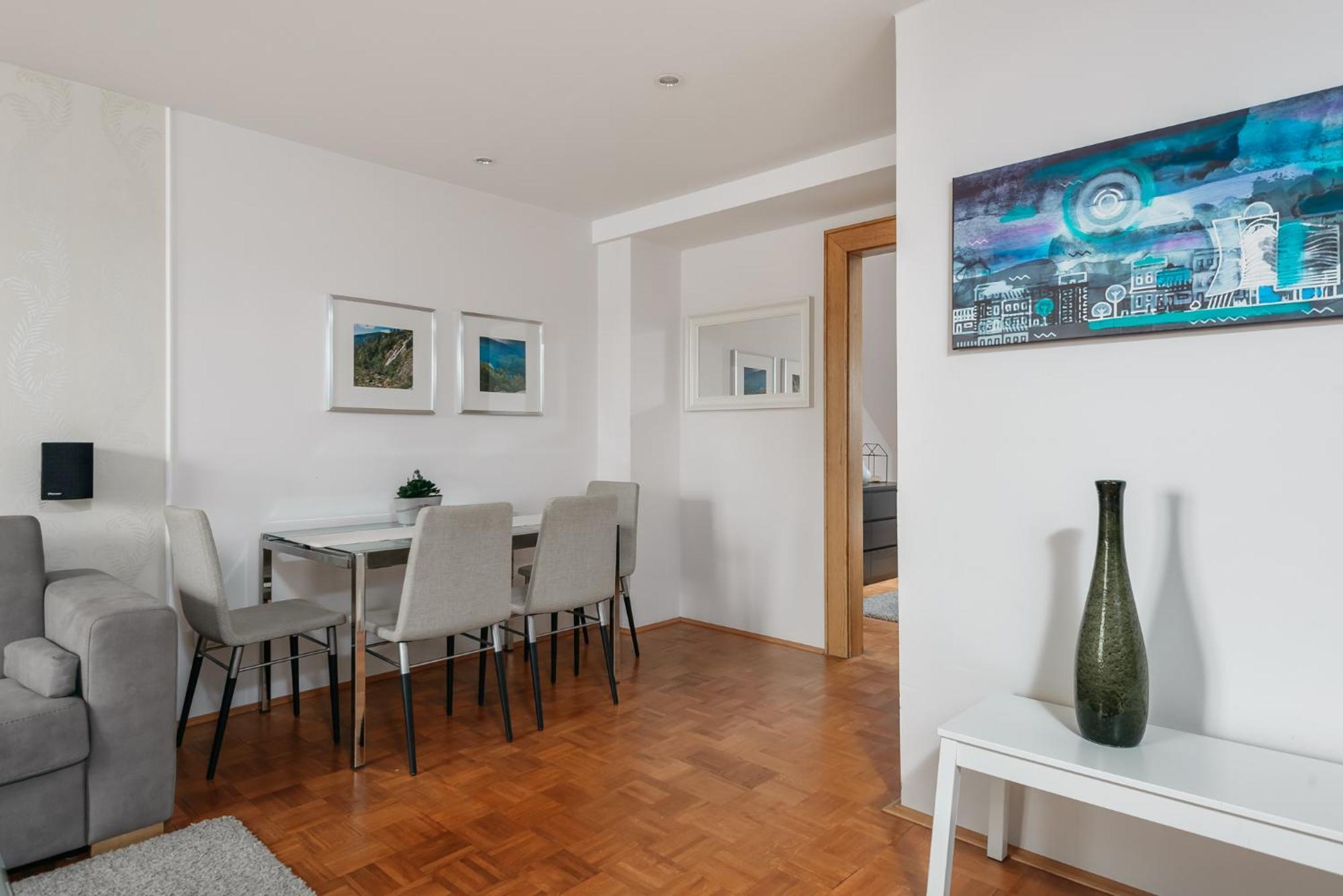 Roy 2 Bdr Apartment With Prague Castle View, Parking & Ac ภายนอก รูปภาพ