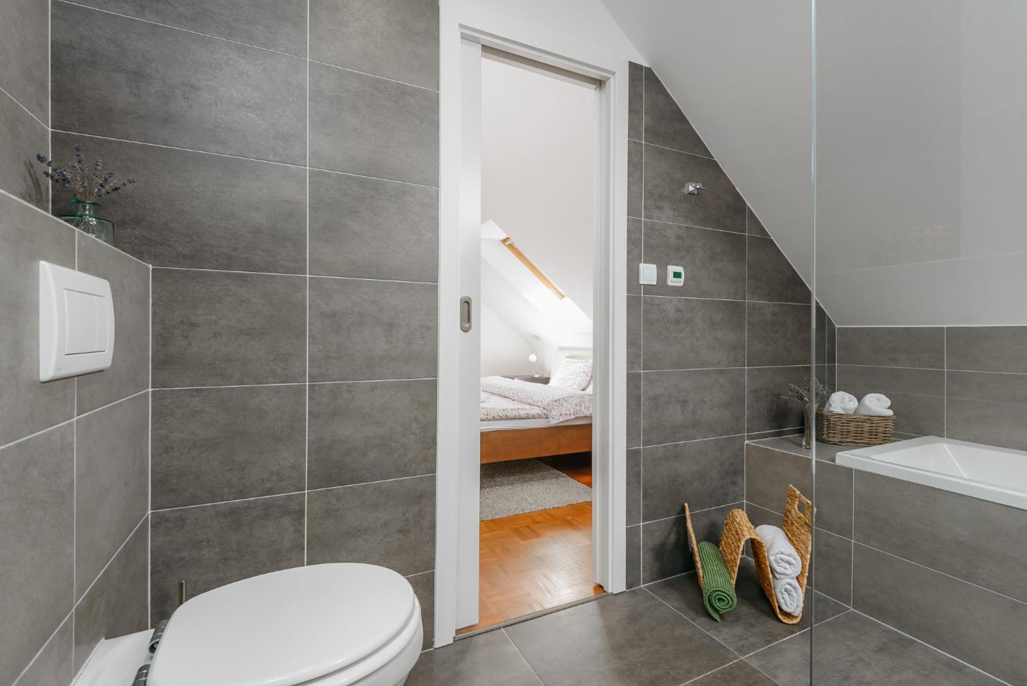 Roy 2 Bdr Apartment With Prague Castle View, Parking & Ac ภายนอก รูปภาพ
