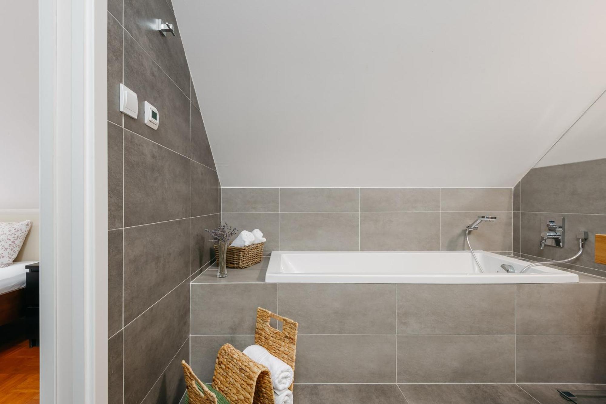 Roy 2 Bdr Apartment With Prague Castle View, Parking & Ac ภายนอก รูปภาพ