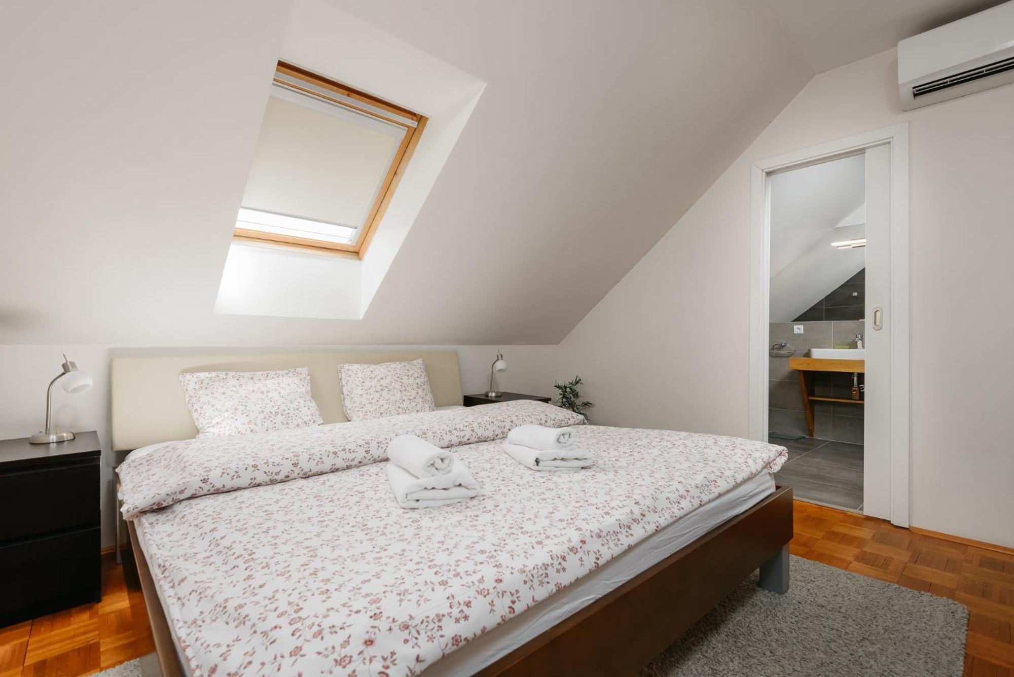 Roy 2 Bdr Apartment With Prague Castle View, Parking & Ac ภายนอก รูปภาพ