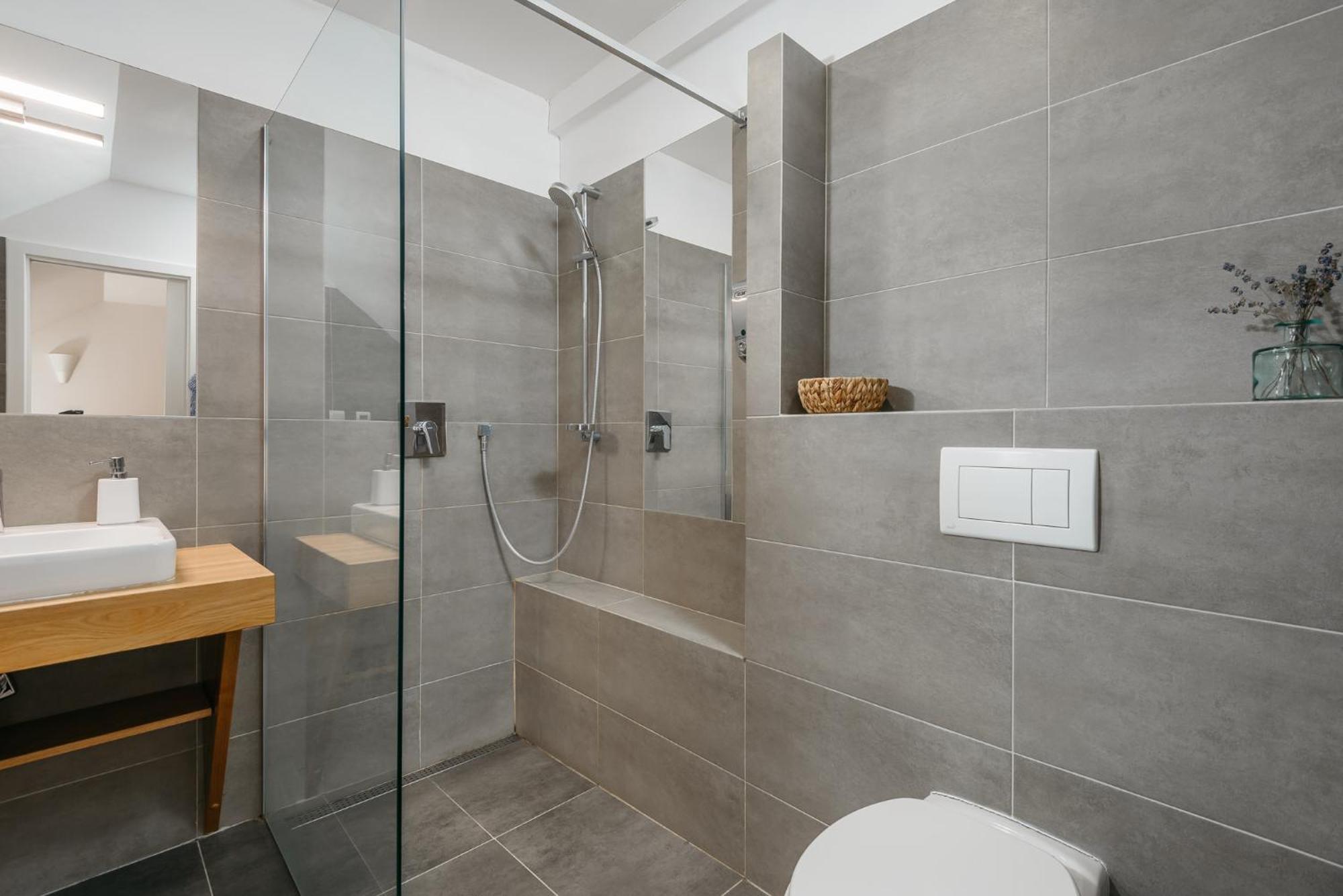 Roy 2 Bdr Apartment With Prague Castle View, Parking & Ac ภายนอก รูปภาพ