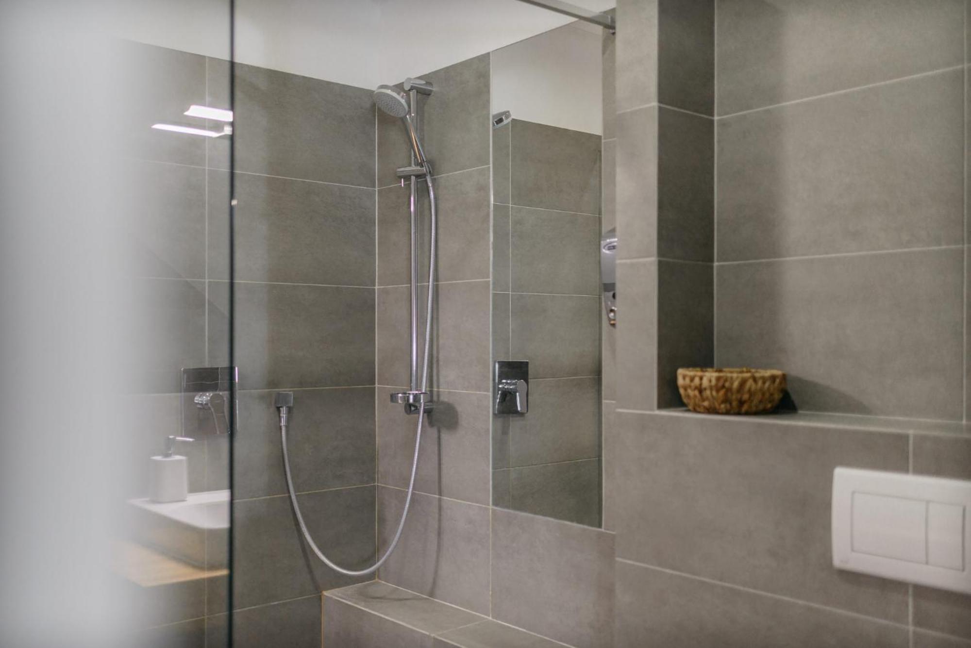 Roy 2 Bdr Apartment With Prague Castle View, Parking & Ac ภายนอก รูปภาพ