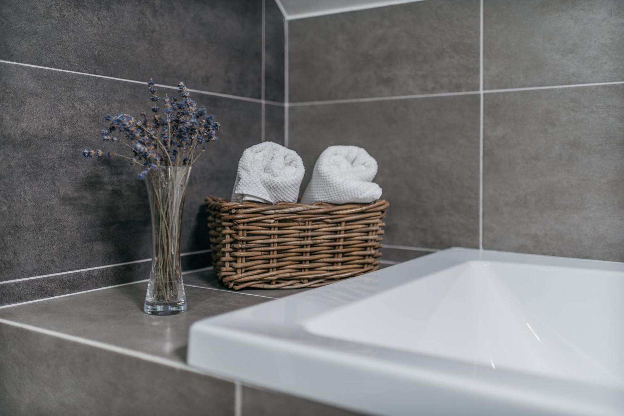 Roy 2 Bdr Apartment With Prague Castle View, Parking & Ac ภายนอก รูปภาพ